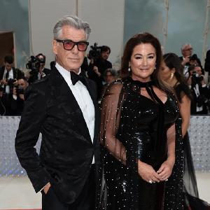 Pierce Brosnan and Keely Shaye Smith (L-R)