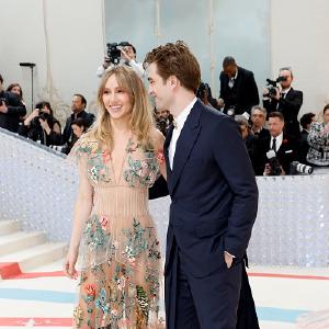 Suki Waterhouse and Robert Pattinson (L-R)